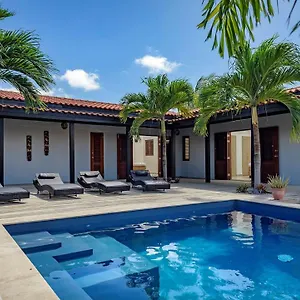 Villa Wayaka, Playa