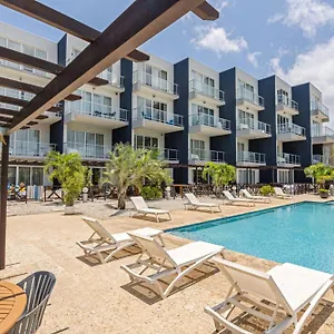Large Luxury On Palm Apartment